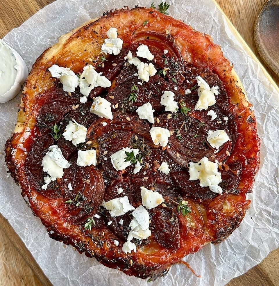 Obrácený řepový koláč s kozím sýrem