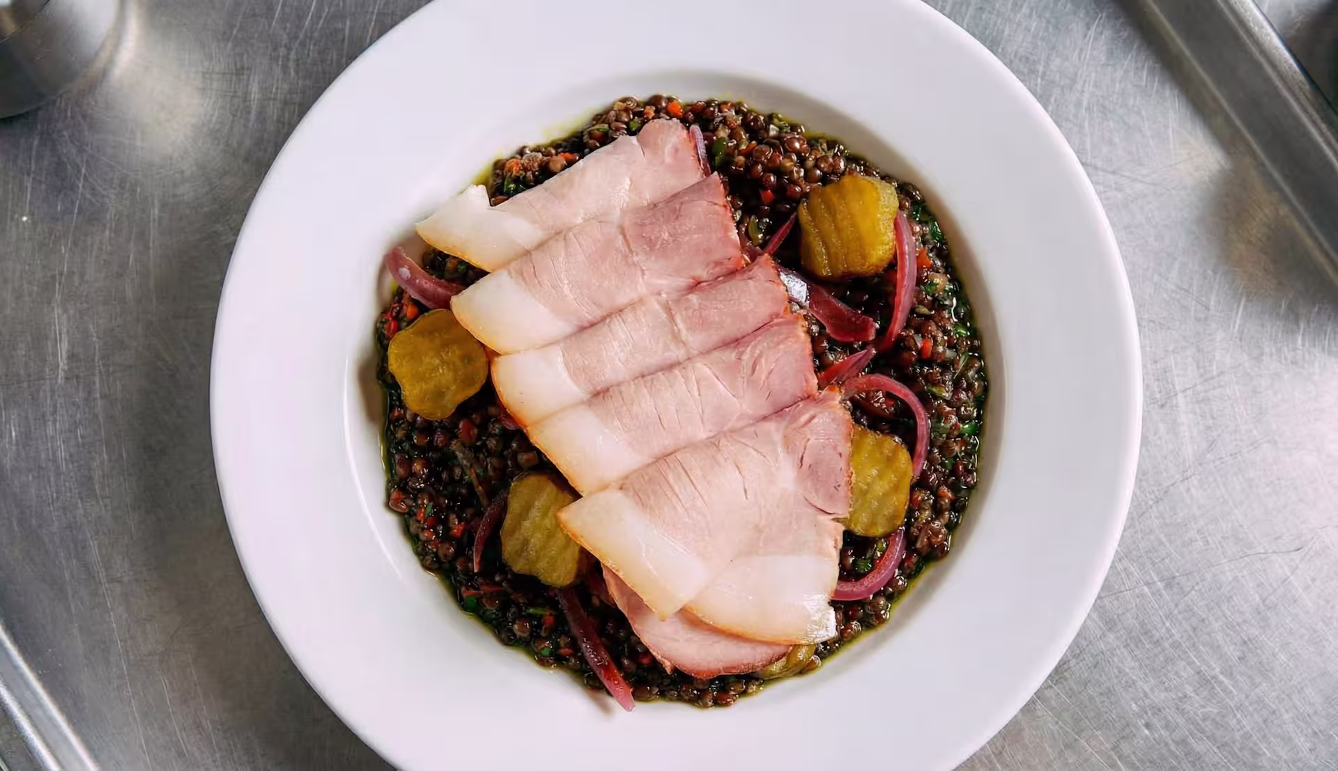 Novoroční čočka s vepřovým a vejcem