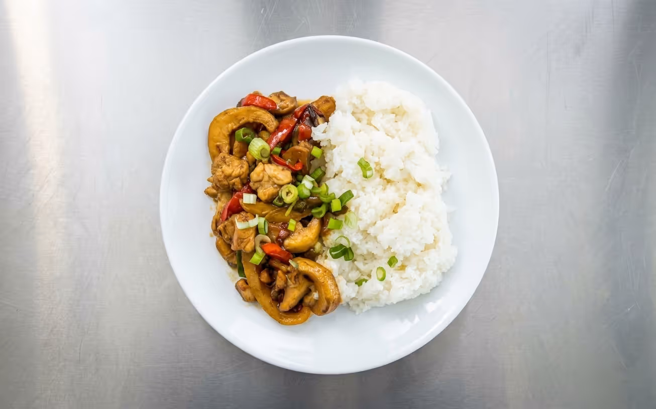 Kuřecí kung pao se zeleninou a rýží