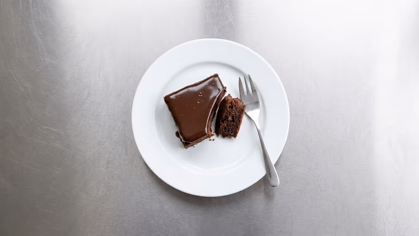 Šťavnatý jablečný koláč s čokoládovou ganache