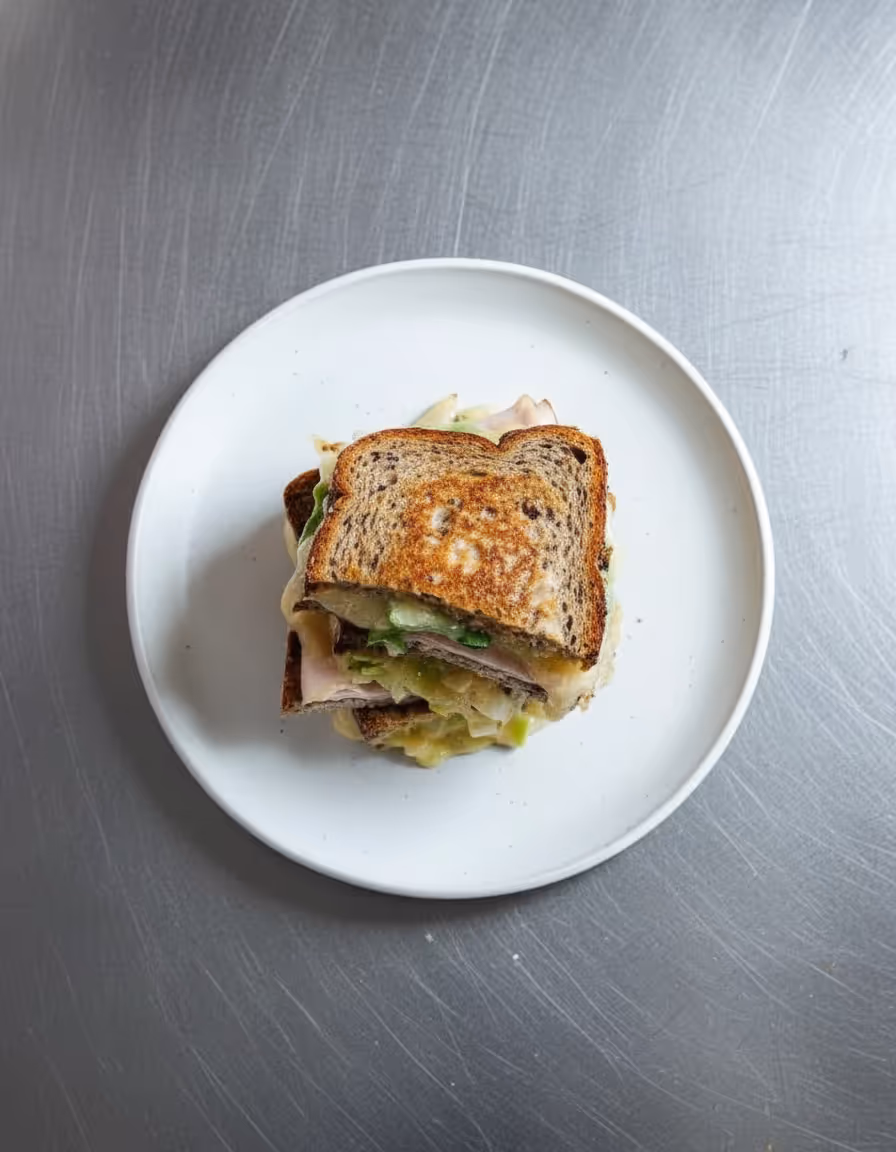 Grilled cheese bez výčitek s tvarůžky, vejcem a krůtí šunkou