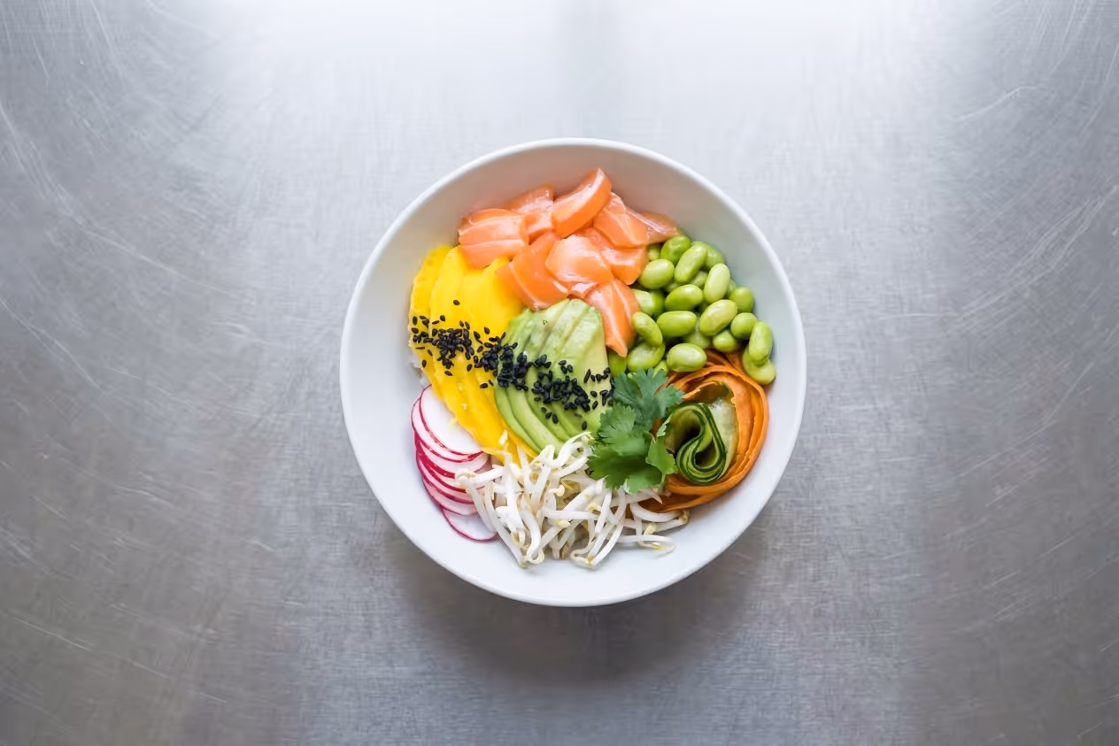 Poke bowl s lososem, mangem a avokádem