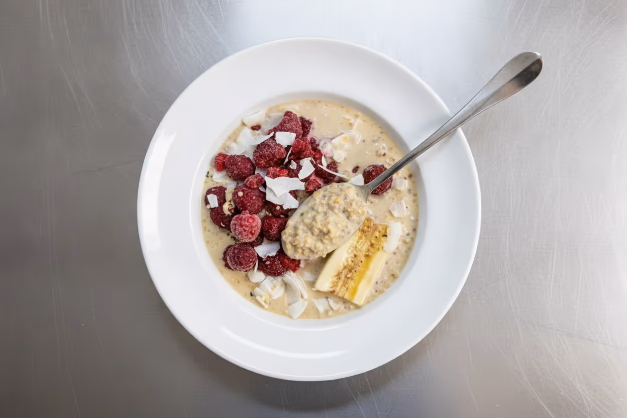 Fermentovaná ovesná kaše s malinami a kokosem (overnight oats)