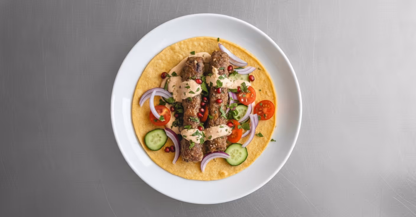 Domácí kofta kebab na plechu s jogurtovým dipem s tahini
