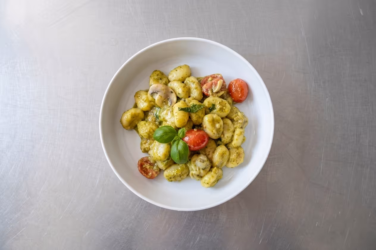 Gnocchi s bazalkovým pestem a mozzarellou