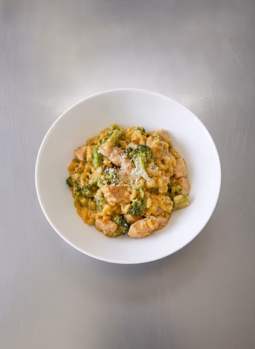 Orzo s kuřecím masem a brokolicí