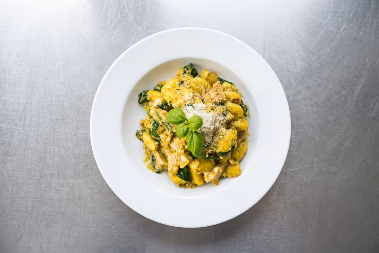 Gnocchi s kuřecím masem a bazalkovým pestem
