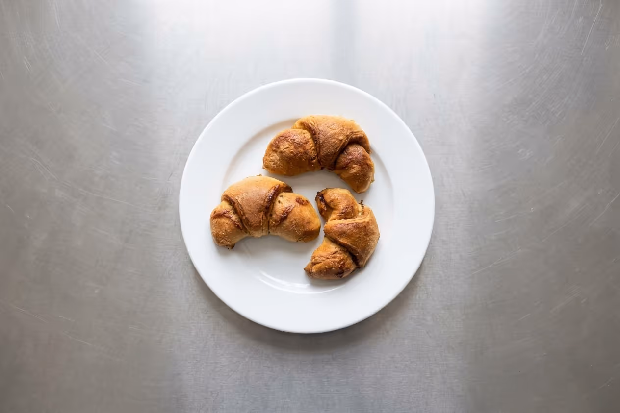 Croissanty s jahodovou marmeládou