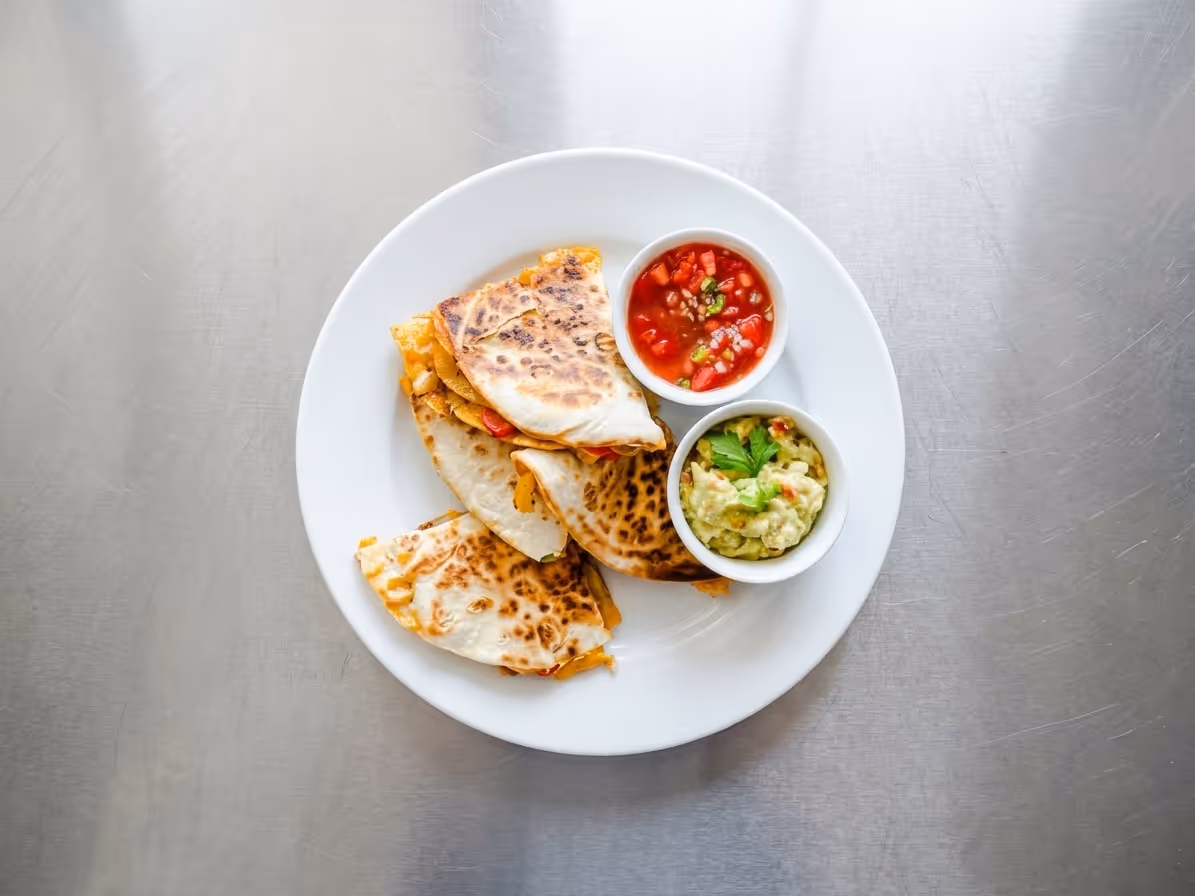 Quesadilla s kuřecím masem a cheddarem